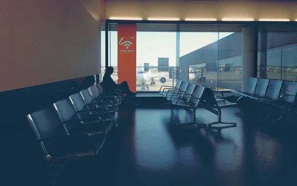 Viena Schwechat, Austria viajeros en la sala de salidas del aeropuerto — Foto de Stock