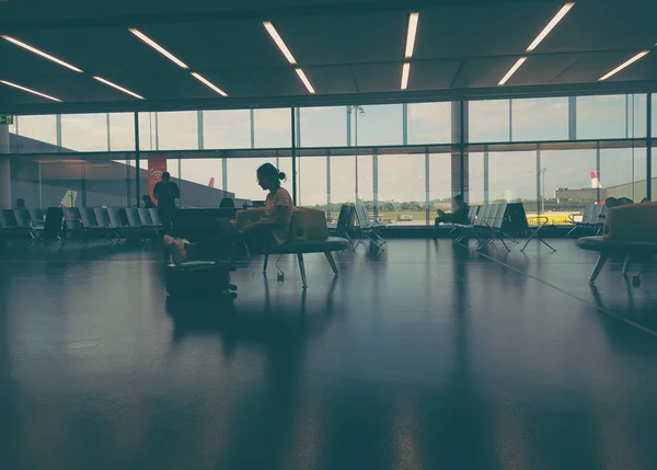 Viena Schwechat, Austria viajeros en la sala de salidas del aeropuerto —  Fotos de Stock