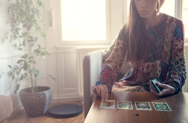 Fortune teller prévision de l'avenir avec des cartes de tarot — Photo