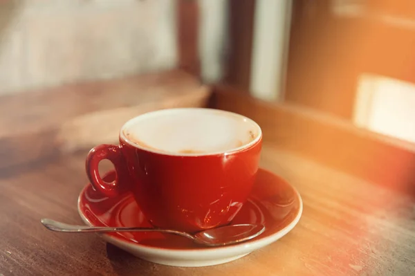 Secangkir kopi cappuccino di atas meja kayu — Stok Foto