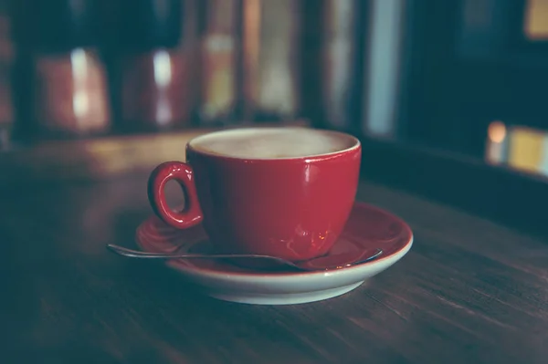 Kopp cappuccino kaffe på träbord — Stockfoto