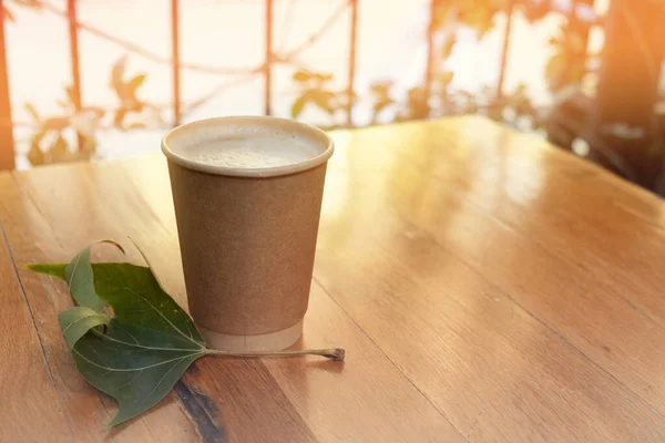 Papír kávéscsésze a kávéház fából készült háttér — Stock Fotó