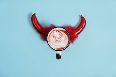 Kahve fincanı ve şeytan boynuzlarıyla Cadılar Bayramı konsepti