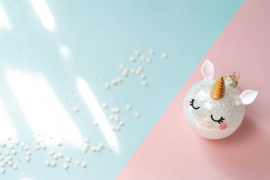 Pembe simli tek boynuzlu at. Altın boynuzlu Noel ağacı süsü. Sihirli sürreal tarzı..