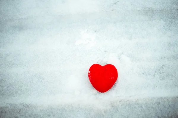 Романтическое винтажное красное сердце на белоснежном зимнем фоне . — стоковое фото