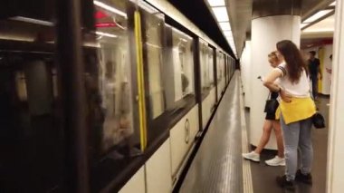 Budapeşte, Macaristan 'daki metro birimi. Yolcular ve hareket eden tren