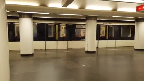 Metro a Budapest, Ungheria. Passeggeri e treno in movimento — Video Stock