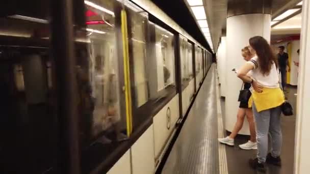 Метро в Будапеште, Венгрия. Пассажиры и поезд — стоковое видео