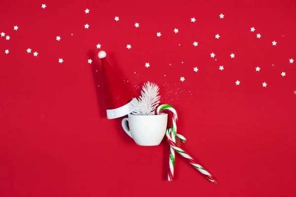 Composição de Natal. Xícara de café, ramos de lariço Flat lay, vista superior — Fotografia de Stock