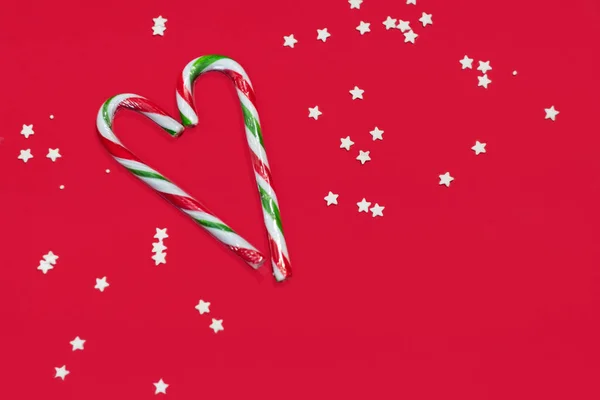 Висококутний знімок групи різдвяних цукерок на червоному тлі . — стокове фото