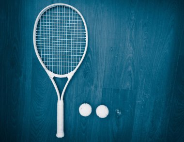 Tenis raketi ve toplar üst görünüm