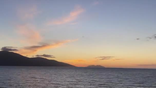 Pôr do sol cênico sobre o mar Ioninan em Vlore Albânia lapso de tempo — Vídeo de Stock
