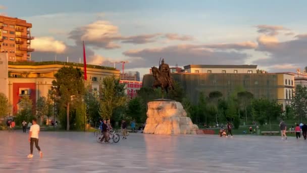 Tirana centro de la ciudad turismo héroe nacional Skanderbeg — Vídeos de Stock