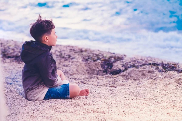 Mały chłopiec Dziecko medytuje na plaży — Zdjęcie stockowe