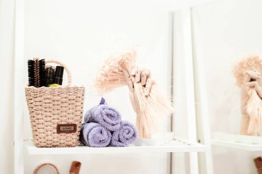 Banyo aletleri ahşap sepette