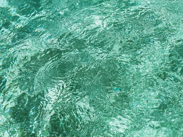 Рябь верхнего вида на изумрудно-зеленой воде — стоковое фото