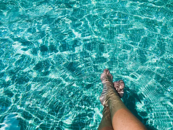 Manzaralı kadın ayakları. Yüzme havuzunda oturan kadın — Stok fotoğraf