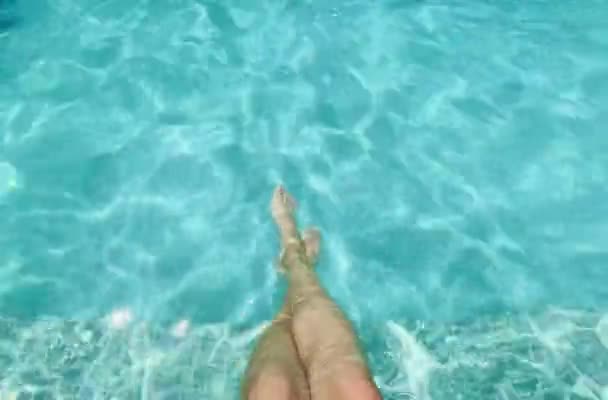 Pés de mulher com vista superior. Mulher sentada numa piscina — Vídeo de Stock