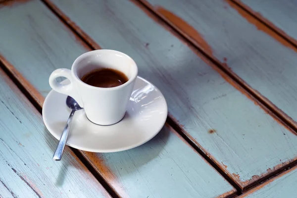 Cangkir kopi di meja kayu tua — Stok Foto