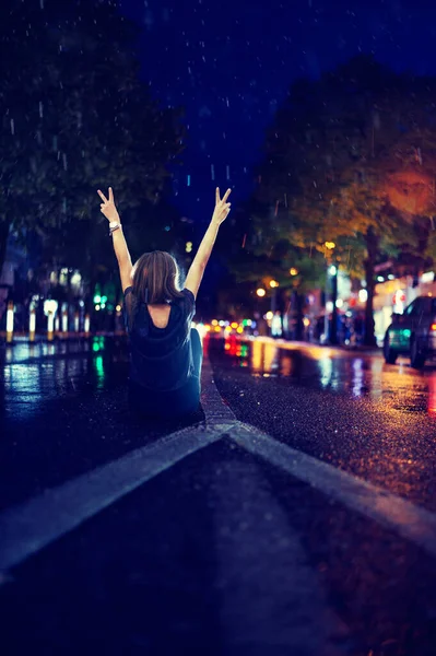 Mujer sentada sola camino vacío durante la lluvia — Foto de Stock