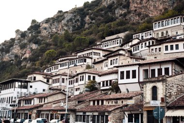 Eski kasaba Berat, pencereler. Arnavutluk ve Dünya Mirası Bölgesi UNESCO 'dan