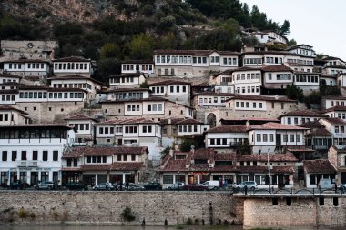 Eski kasaba Berat, pencereler. Arnavutluk ve Dünya Mirası Bölgesi UNESCO 'dan