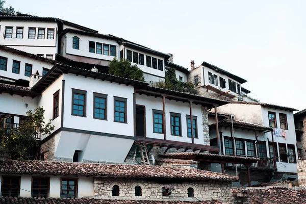 Cidade velha Berat, janelas. Albânia, Património Mundial pela UNESCO — Fotografia de Stock