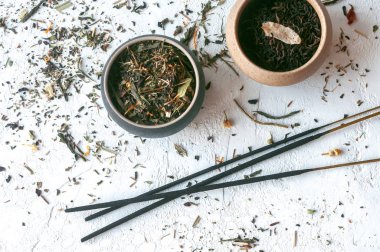 İki Çin çay bardak çay yaprakları, koku sopa ile. Üstten görünüm