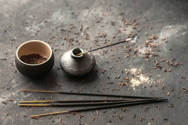 Aroma siyah natürmort mini vazo ile sopa ve üzerinde siyah bir doku çay bardağı çay yaprakları