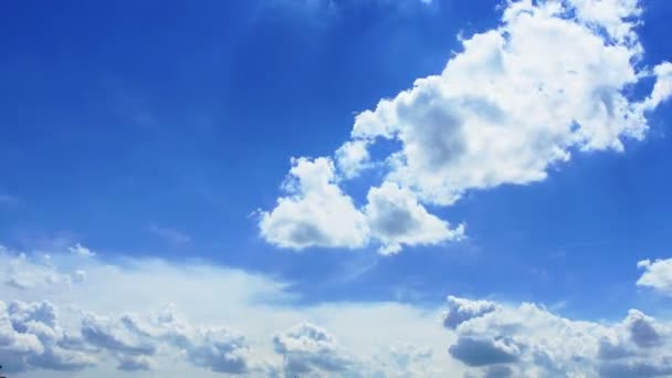 Wolken Blauen Himmel Mit Flugzeugspur Zeitraffer Hintergrund Hintergrund — Stockvideo