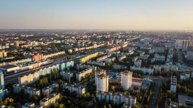 Europe şehir masası beton evler tipik bloklar, hava cadde görünümü ile kaşırsam