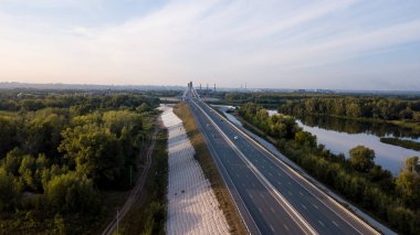 Ormanın yanındaki yol.