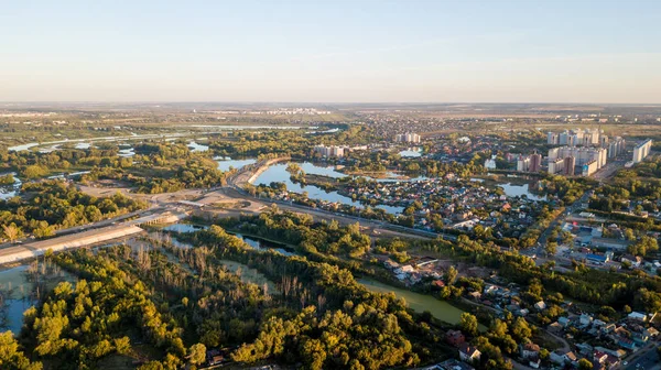 Förort staden riverland — Stockfoto