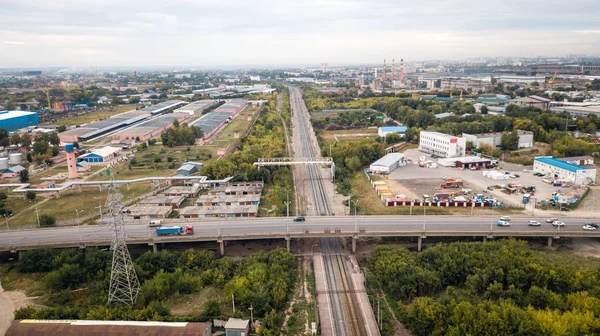 Järnvägen i industriella stadsdelen — Stockfoto