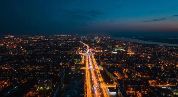 Ciudad nocturna carretera central — Foto de Stock