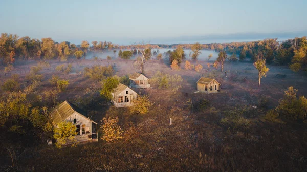 Opuszczony dom w lesie rano — Zdjęcie stockowe