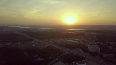 Havadan görünümü küçük otoyol kavşağı halka tipi, tünel, Altgeçit Kavşağı Trafik, panorama ile yığın değişimi.