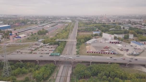 Залізниця в промисловому міському районі — стокове відео
