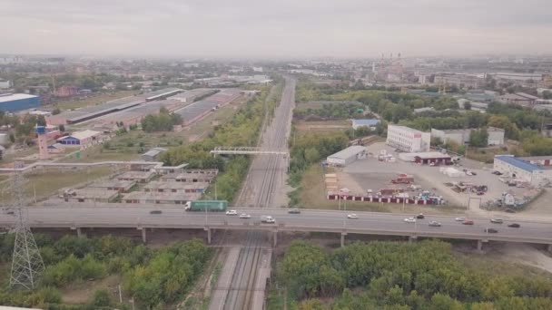 Железнодорожный транспорт в промышленном районе — стоковое видео