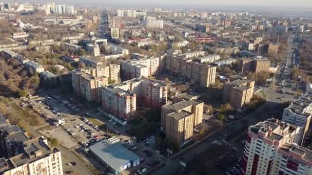 Падающая городская антенна — стоковое видео