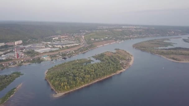 多くのボートの空中写真と都市の近くの島の川 — ストック動画