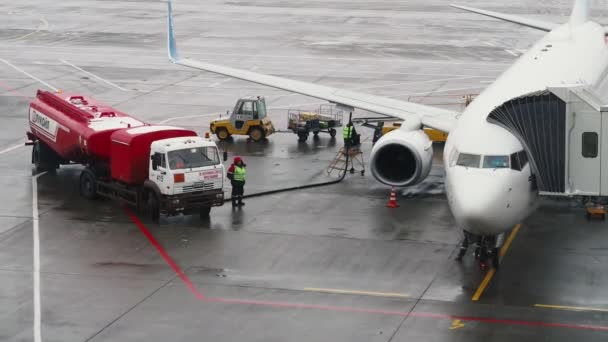 Repülőgép üzemanyag és a karbantartás — Stock videók