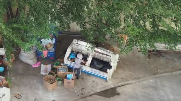 Οδοκαθαριστής στο απορριμμάτων σκουπίδια — Αρχείο Βίντεο