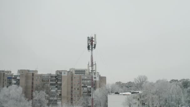 Torre celular en la ciudad — Vídeo de stock