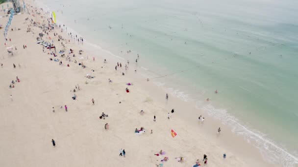 Playa Arena Con Turistas Nadando Bronceado Hermosa Vista Aérea Agua — Vídeo de stock