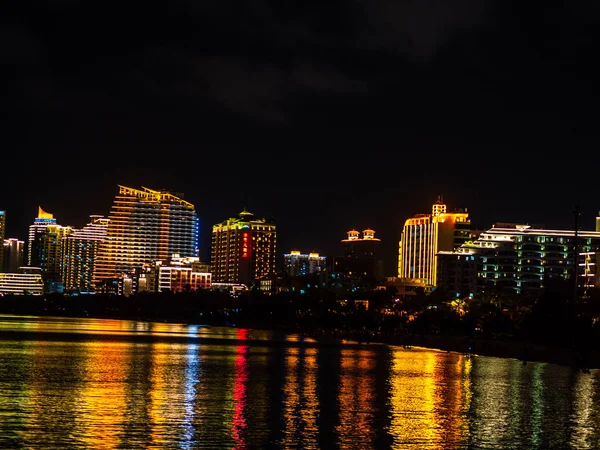 Gece şehir yansıma — Stok fotoğraf