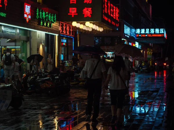 Nacht Aziatische Stadszicht Regen Neon Verlichting Winkels China Hainan — Stockfoto