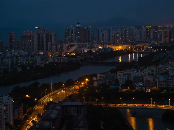 Cidade moderna à noite — Fotografia de Stock