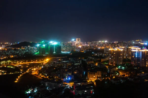 Cidade moderna à noite — Fotografia de Stock