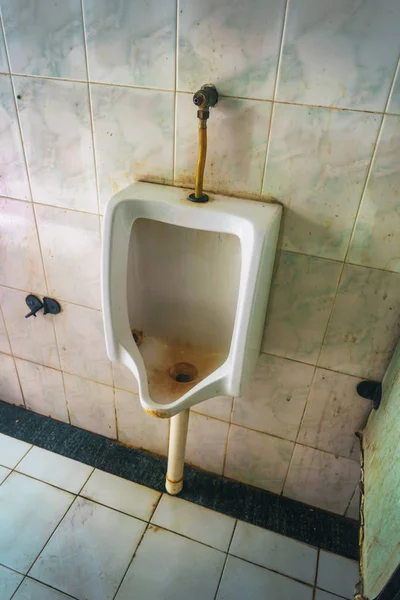 旧的和生锈的厕所 — 图库照片